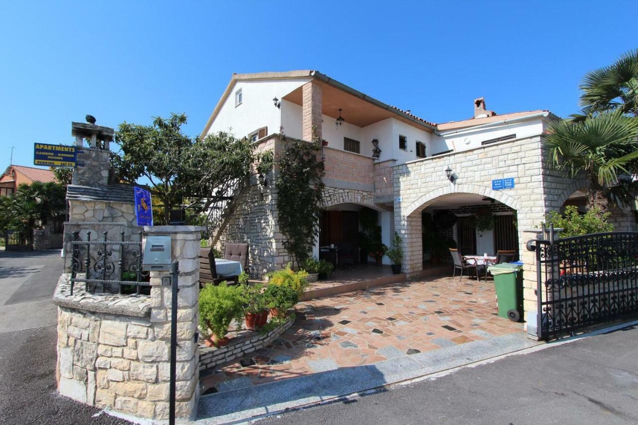 Guest House Rexa ロヴィニ エクステリア 写真