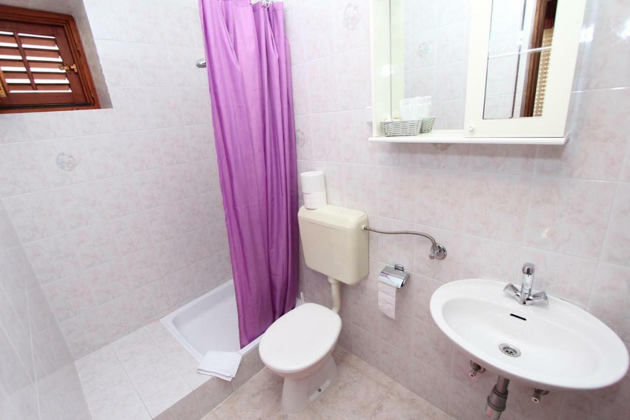Guest House Rexa ロヴィニ エクステリア 写真