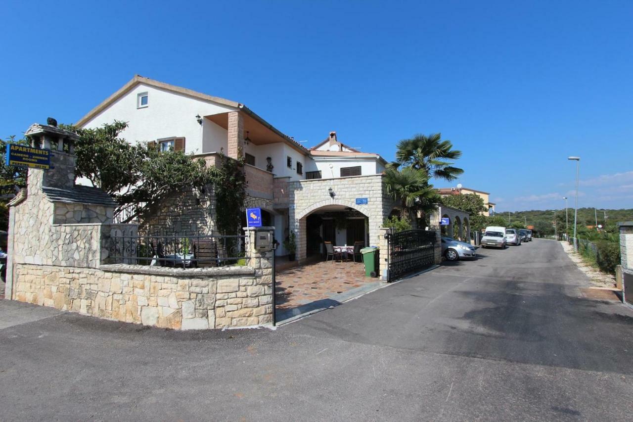 Guest House Rexa ロヴィニ エクステリア 写真