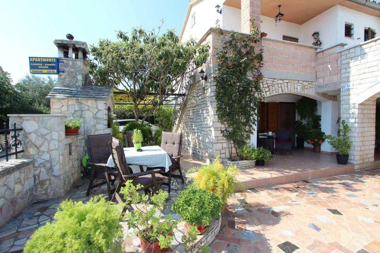 Guest House Rexa ロヴィニ エクステリア 写真