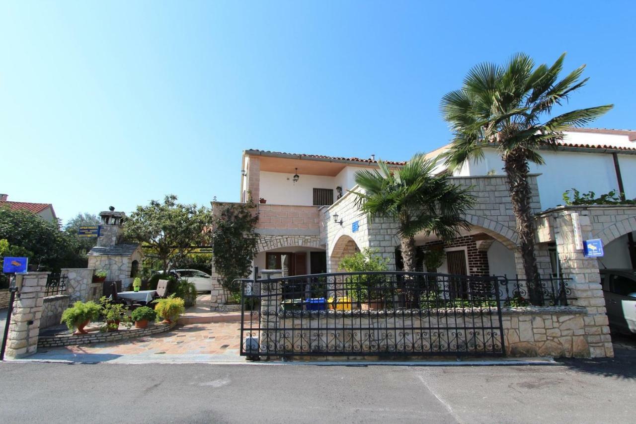 Guest House Rexa ロヴィニ エクステリア 写真